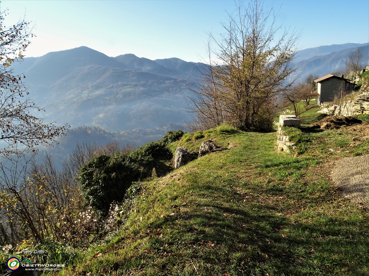 53 Sempre in salita con bel panorama.JPG